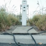 Coche eléctrico conectado a estación de recarga