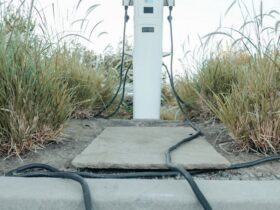 Coche eléctrico conectado a estación de recarga