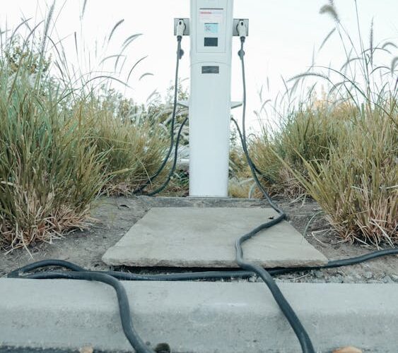 Coche eléctrico conectado a estación de recarga