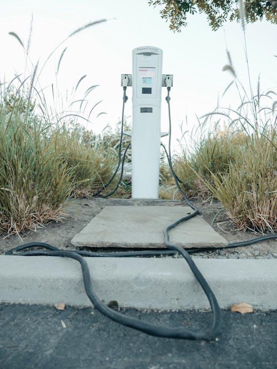 Coche eléctrico conectado a estación de recarga