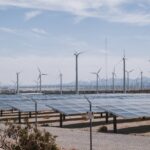 Turbinas eólicas y paneles solares para generación de energía renovable