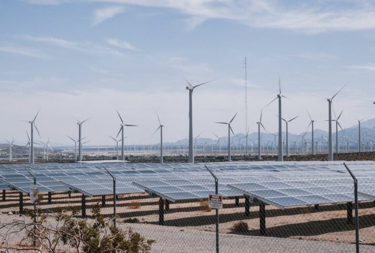 Turbinas eólicas y paneles solares para generación de energía renovable