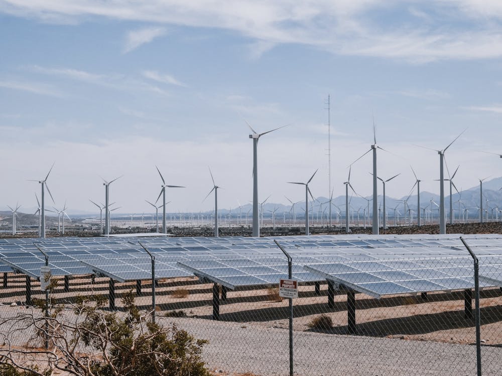 Turbinas eólicas y paneles solares para generación de energía renovable